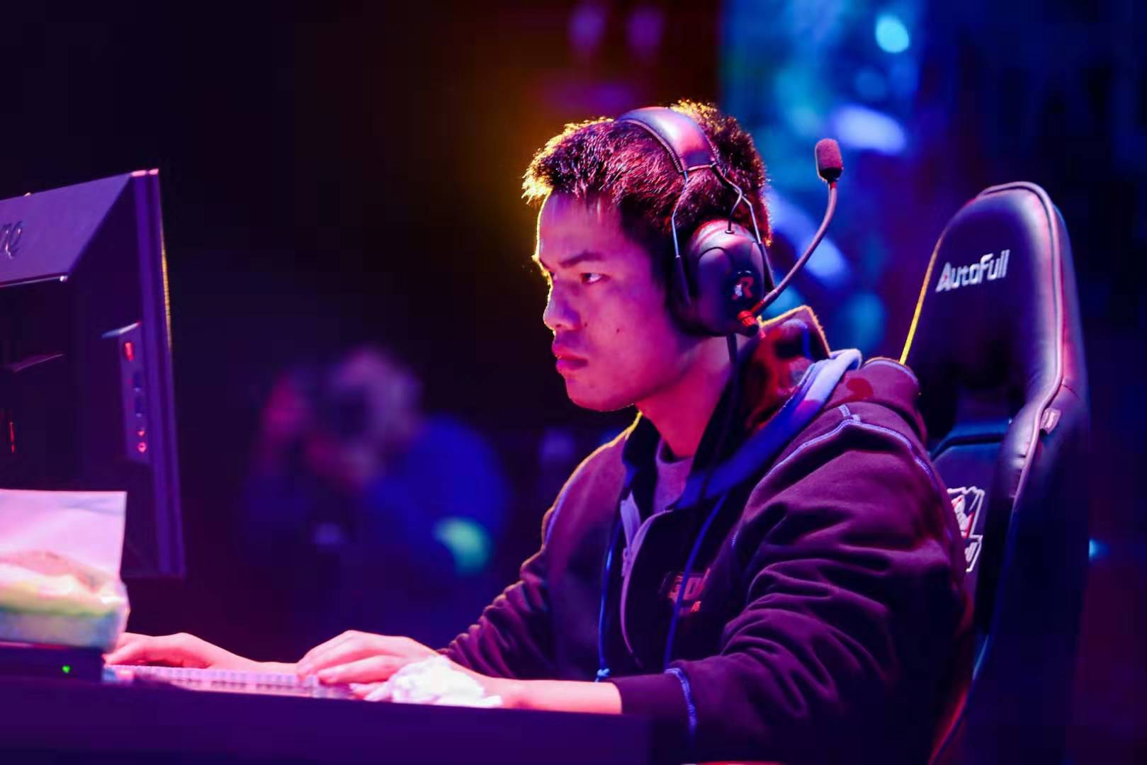 而另一支球 而另一支球